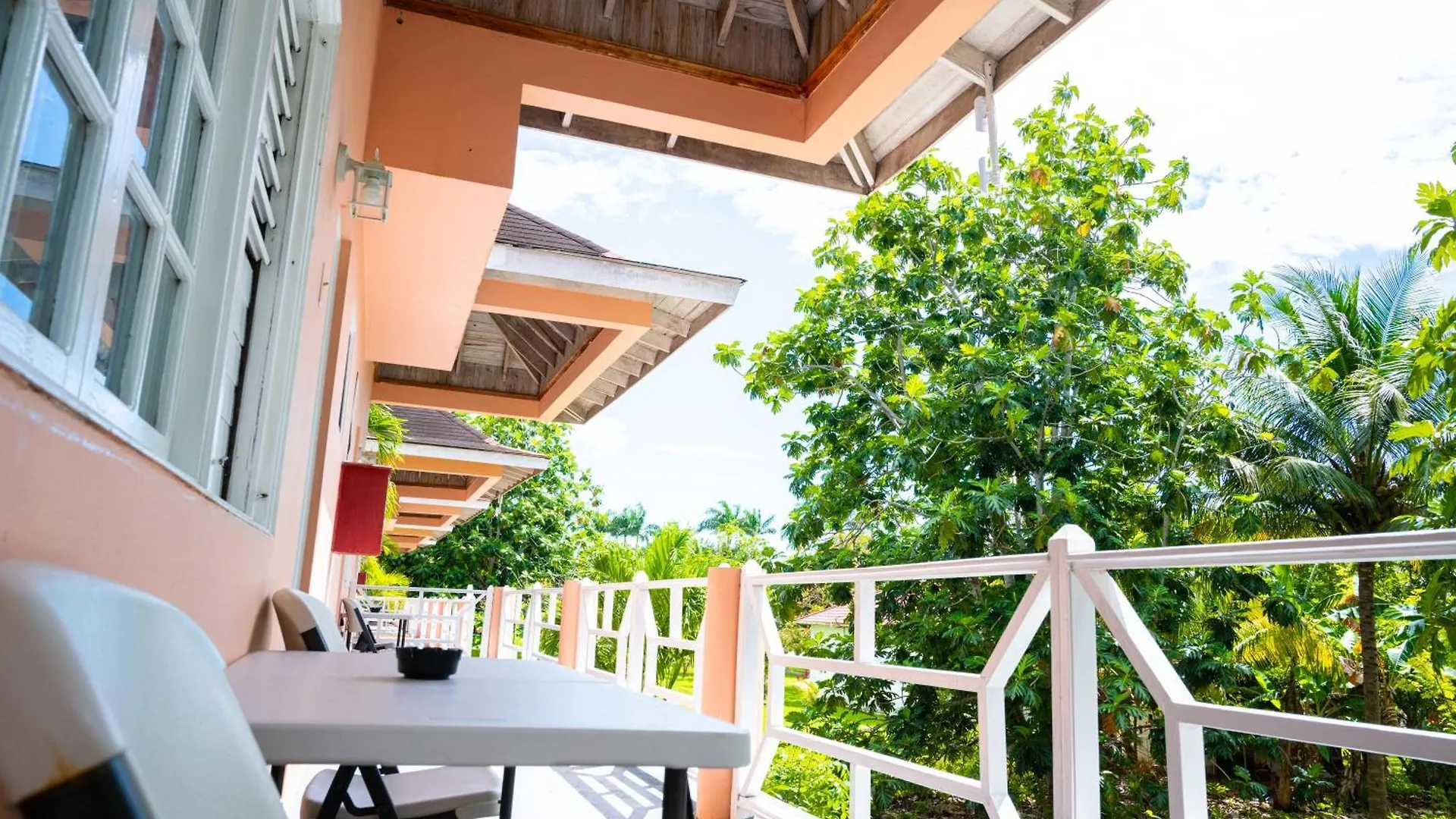 Shields Negril Villas 3*,